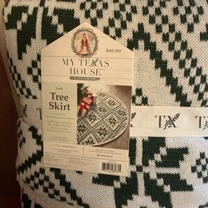 52 inch round tree skirt- NWT